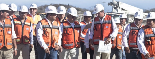 Trabajadores de la empresa ICA.