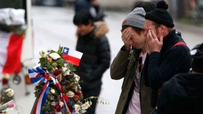 Los integrantes de Eagles of Death Metal se emocionaron al volver a Le Bataclan