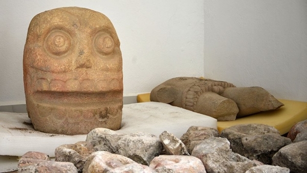 Se localizaron esculturas con representación de cráneo y un torso cubierto con piel de sacrificio.  