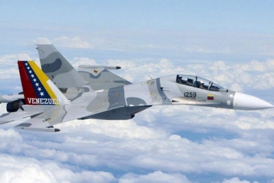 Un avión Su-30 venezolano aleja a un barco y un avión estadounidenses que seguían a un petrolero iraní