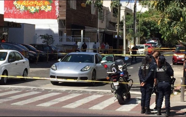 Pese a que la zona es constantemente vigilada por policías, no hubo detención por parte de los elementos de seguridad ya que, inicialmente, nadie reportó la agresión