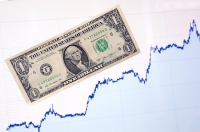 El dólar se ofrece en centros cambiarios del AICM en un costo máximo de $18.60 pesos