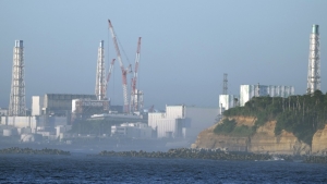 La planta de energía nuclear de Fukushima, dañada por un enorme terremoto y tsunami el 11 de marzo de 2011, comenzó a liberar aguas residuales radiactivas al océano Pacífico.