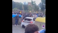 Coche enviste a una multitud previo al partido entre el FC Barcelona y el Espanyol