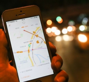 Un ciudadano registra un taxi en una calle, en Shanghai, al este de China.