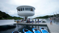 Un prototipo de SeaPod Eco, el primero de una línea futurista de casas construidas sobre el agua, se muestra a la prensa en Linton Bay Marina, Panamá.