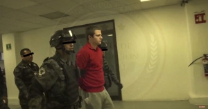 Ante el magistrado G. Michael Harvey compareció y le fueron leídos los dos cargos criminales en su contra.