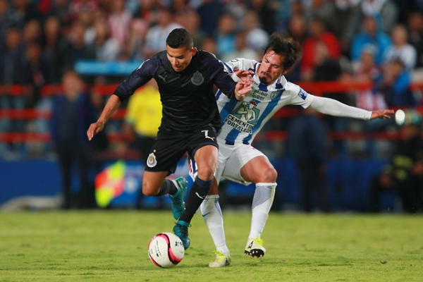 Orbelin Pineda de Chivas durante una jugada en el encuentro