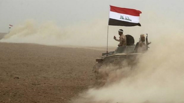 Un grupo de militares iraquíes avanzan hacia el sur de Mosul 