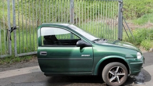«Bien conservado, pero echo de menos la otra mitad», así título el hombre esta foto de su mitad del coche.