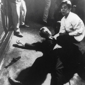 Robert Kennedy yace en suelo mientras un asistente de cocina le sostiene la cabeza en la madrugada del 5 de junio de 1968.