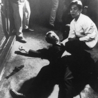 Robert Kennedy yace en suelo mientras un asistente de cocina le sostiene la cabeza en la madrugada del 5 de junio de 1968.