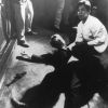 Robert Kennedy yace en suelo mientras un asistente de cocina le sostiene la cabeza en la madrugada del 5 de junio de 1968.
