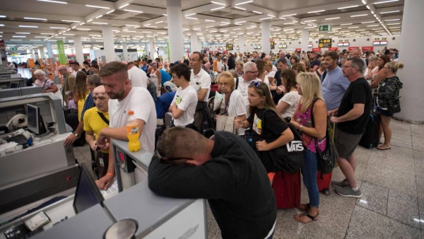 Viajeros hacen cola en el aeropuerto de Palma. 