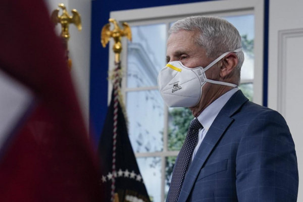 Fauci: EE. UU. Debería considerar el mandato de vacunas para los viajes aéreos en EE. UU.