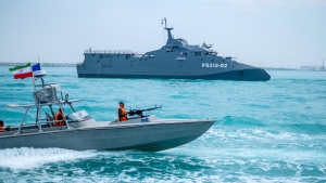 Un buque de guerra y una lancha rápida de la Armada del CGRI, durante un desfile naval en el golfo Pérsico, en la provincia de Bushehr, Irán, el 29 de abril de 2024