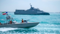 Un buque de guerra y una lancha rápida de la Armada del CGRI, durante un desfile naval en el golfo Pérsico, en la provincia de Bushehr, Irán, el 29 de abril de 2024