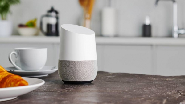 Un altavoz Google Home. En vídeo, ¿escuchan estos aparatos inteligentes las conversaciones privadas? 