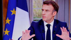 Macron se quita y esconde el lujoso reloj que portaba durante una entrevista televisada