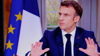 Macron se quita y esconde el lujoso reloj que portaba durante una entrevista televisada