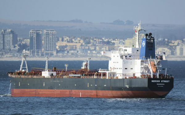 Esta foto del 2 de enero de 2016 muestra el petrolero de bandera liberiana Mercer Street frente a Ciudad del Cabo, Sudáfrica. Según los informes, el petrolero vinculado a un multimillonario israelí fue atacado frente a la costa de Omán en el Mar Arábigo, dijeron las autoridades el viernes 30 de julio de 2021, ya que los detalles sobre el incidente seguían siendo pocos.