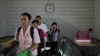 En esta imagen de agosto de 2014, se observan a usuarios del metro de Pyongyang a su salida del subterráneo.