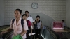 En esta imagen de agosto de 2014, se observan a usuarios del metro de Pyongyang a su salida del subterráneo.
