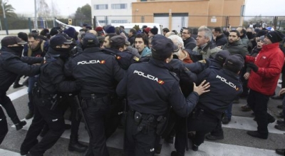 La policía trata de evitar que los trabajadores de Coca-Cola avancen hacia la fábrica de Fuelanbrada. / Víctor Lerena