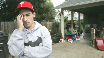 Sacan lombriz viva de la cabeza de un hombre