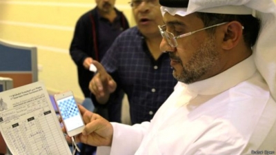 Este es el momento en que los jueces descubren el teléfono escondido en uno de los baños del torneo.