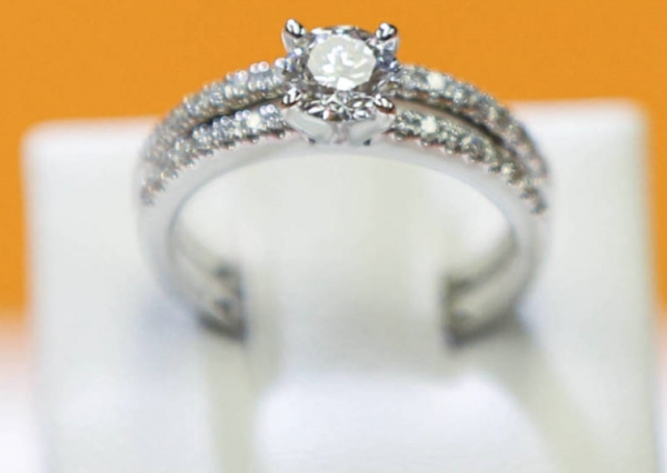 Un anillo creado con brillantes de laboratorio