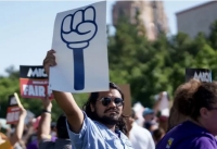 El puño de Mickey Mouse en señal de desafío es uno de los símbolos de las manifestaciones.
