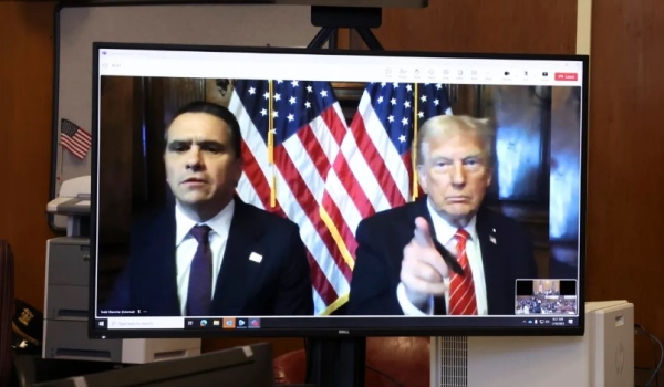 Trump atendió su sentencia a través de videollamada. 