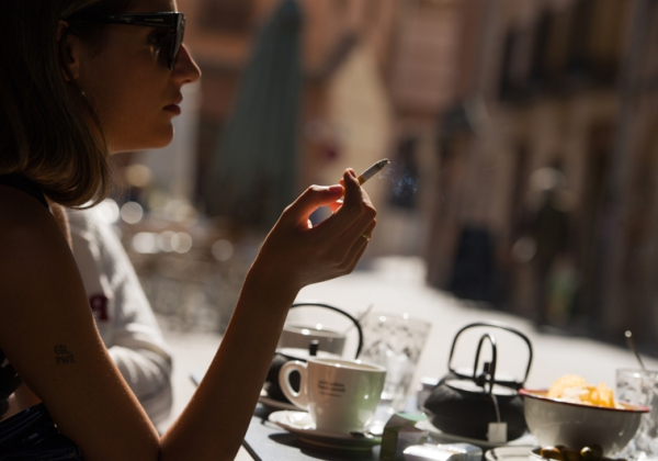 Una mujer fuma en una terraza de Alcalá de Henares, en Madrid