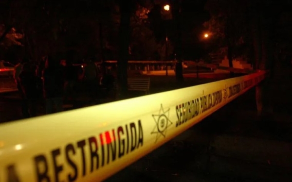 En Zapopan se encontró a un hombre colgado dentro de su vivienda. Personal de Servicios Médicos corroboró su deceso, indicando que presenta varios días de evolución cadavérica.