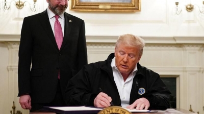 Trump al firmar la ley