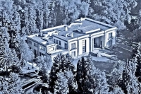 La residencia, ubicada en Bosque de Antequera 60, Colonia la Herradura, Huixquilucan, Estado de México, también ha sido utilizada para llevar a cabo reuniones de Gabinete.