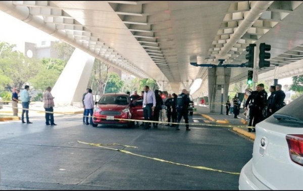 La avenida Lázaro Cárdenas en su cruce con López Mateos, quedó cerrada a la circulación. 