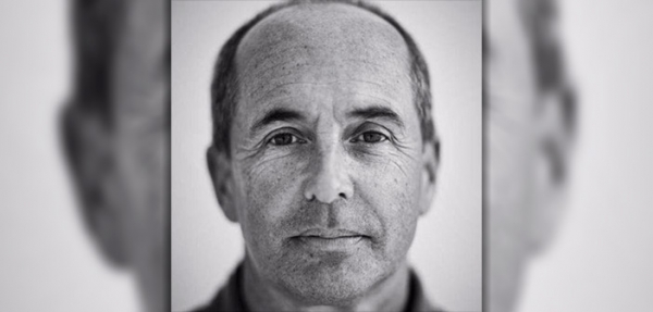 Don Winslow, escritor, periodista e historiador de Estados Unidos. 