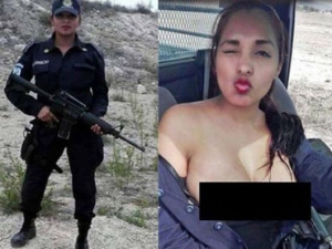 La agente Nidia García con un arma larga y voluptuosos pechos al aire mientras tira un guiño coquetón.