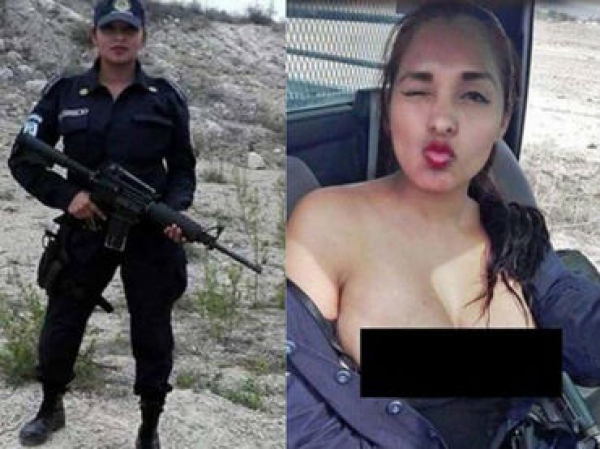 La agente Nidia García con  un arma larga y voluptuosos pechos al aire mientras tira un guiño coquetón.