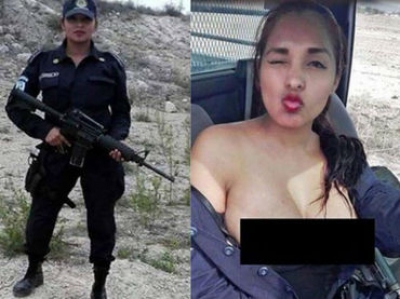 La agente Nidia García con un arma larga y voluptuosos pechos al aire mientras tira un guiño coquetón.