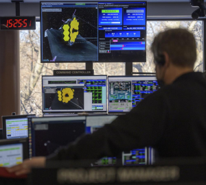 Se abre el 'ojo dorado' del telescopio espacial, último gran obstáculo