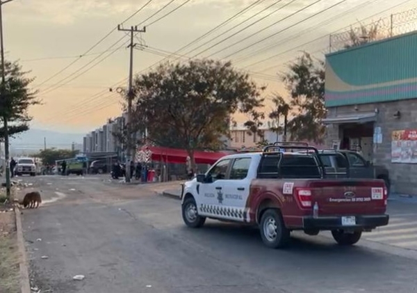 Oficiales municipales llegaron y acordonaron el puesto de comida, para investigar los hechos.