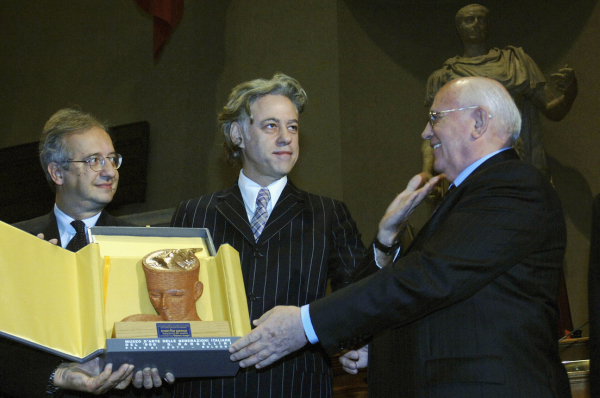 Mijaíl Gorbachov y el alcalde de Roma, Walter Veltroni, otorgan un premio a Bob Geldof en la Cumbre Mundial de Premios Nobel de la Paz, Roma, 24 de noviembre de 2005.