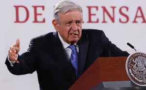 “Corruptazos, lambiscones, cretinos, ladinos…”: Una semana de ataques de AMLO a defensores del INE