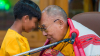 El líder del budismo, el dalái lama, se toca la frente con un niño en el templo Tsuglagkhang, en la ciudad de Dharamsala, India, el 28 de febrero de 2023.