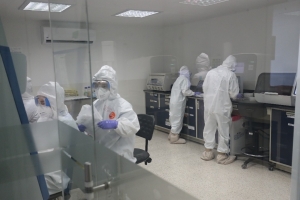 Personal del Instituto Nacional de Medicina Genómica realiza y analiza pruebas de Covid-19.