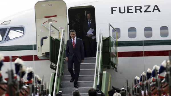 El presidente de México, Enrique Peña Nieto, sale de un avión para participar en la Cumbre de Inversión de Guatemala, 31 de mayo de 2013
