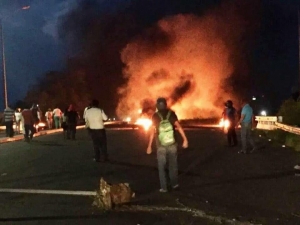 Aun aspecto del enfrentamiento entre policías federales, estatales y gendarmería contra maestros de la sección 22 de la CNTE. Foto cortesía de maestros presentes en la refriega.